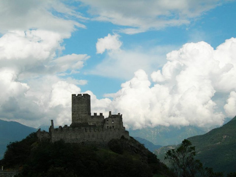 Ch�teau de Cly vue lointaine, office du tourime du Val d'Aoste