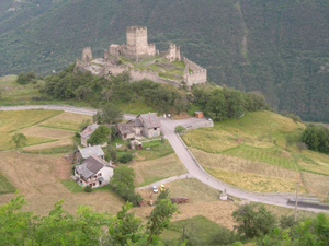 Ch&acirc;teau de Cly, vue lointaine sur le village, office du tourisme